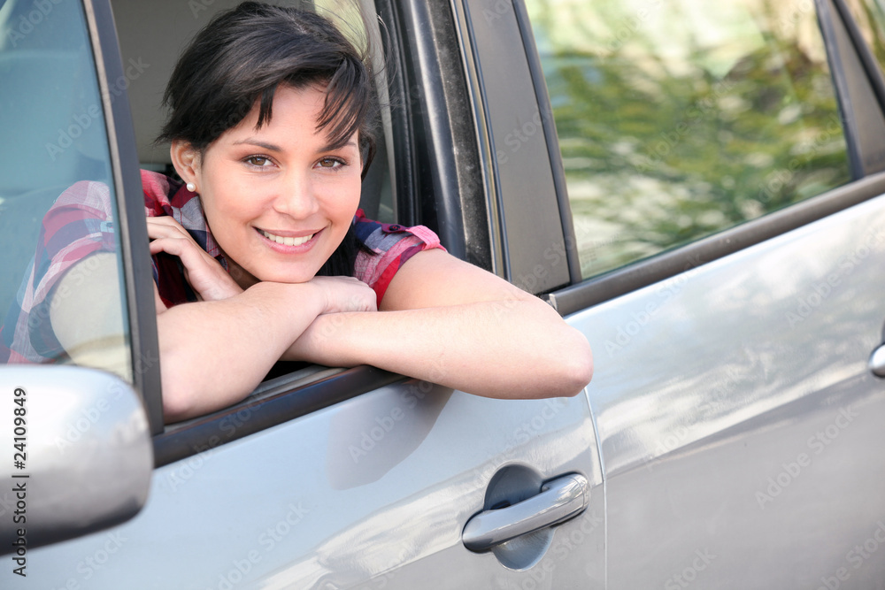 Portrait d'une femme dans une voiture