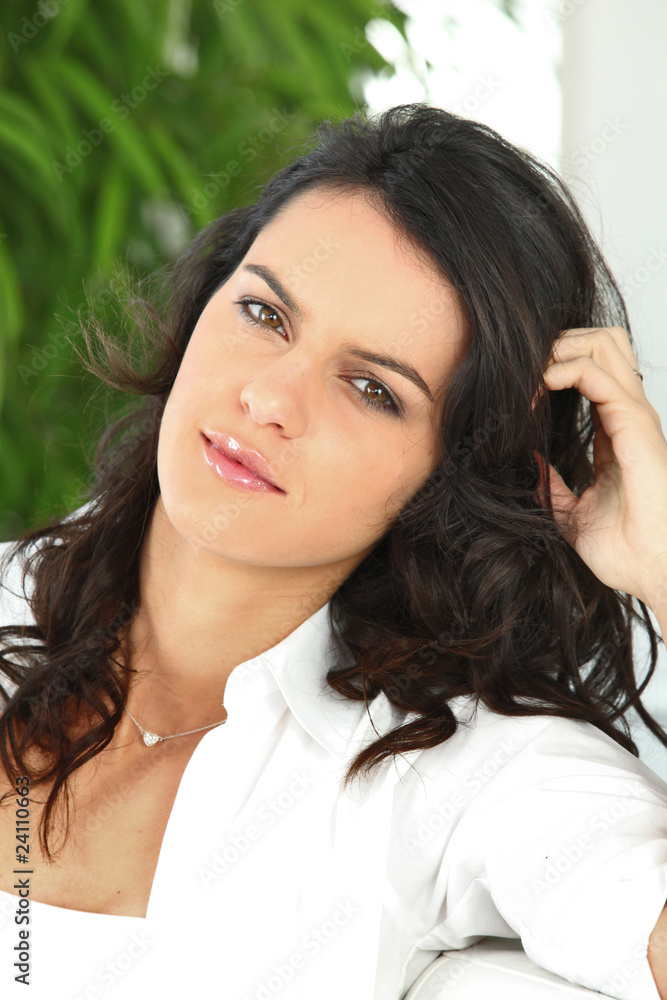 Fototapeta premium Portrait d'une jeune femme brune