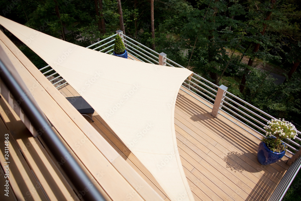 terrasse mit sonnensegel Stock Photo | Adobe Stock