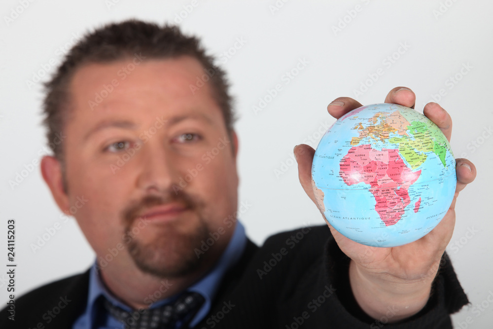 Portrait d'un homme d'affaires avec globe terrestre Portrait d'un homme d'affaires avec globe terrestre