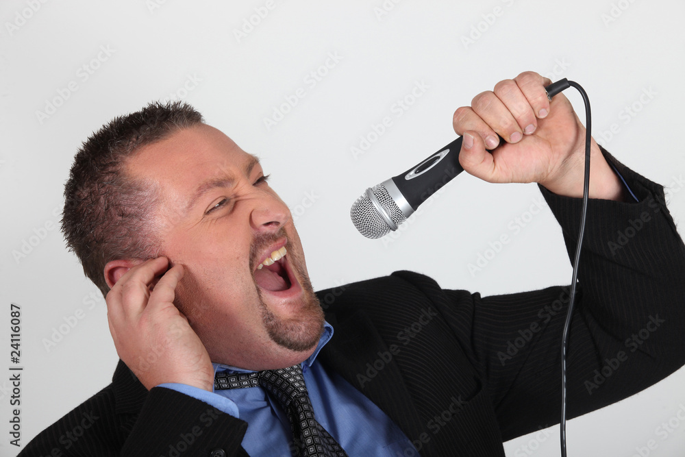 Portrait d'un homme hurlant dans un microphone Portrait d'un homme hurlant dans un microphone