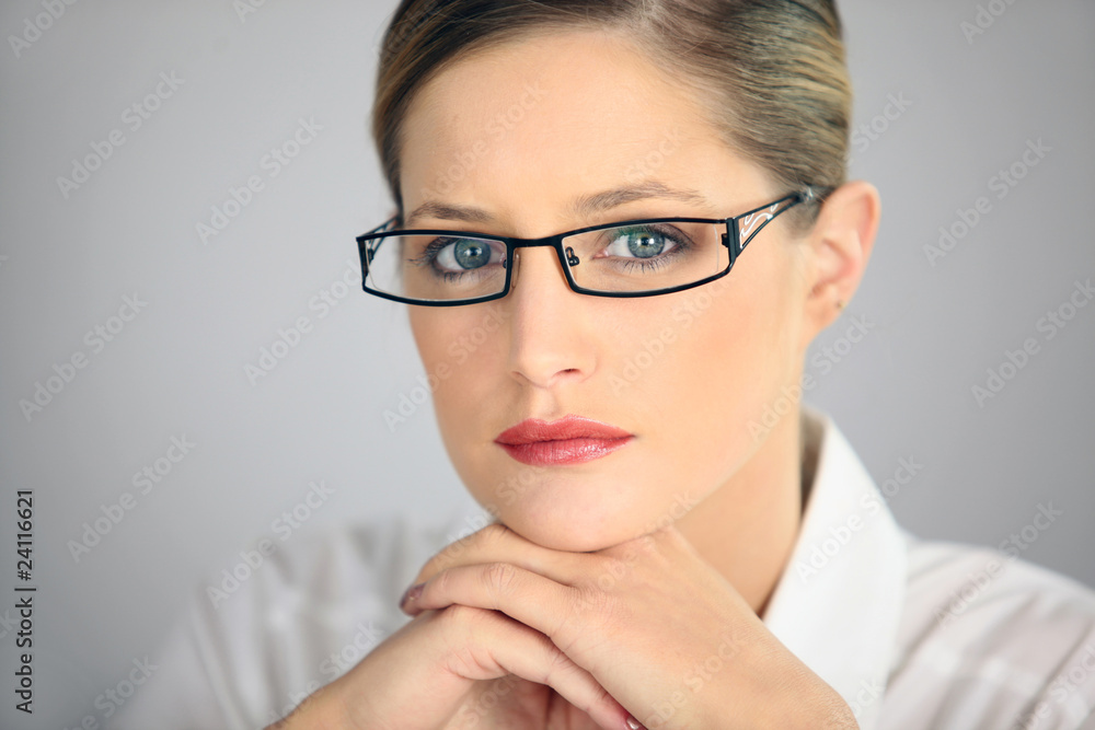 Portrait d'une femme portant des lunettes de vue Portrait d'une femme portant des lunettes de vue