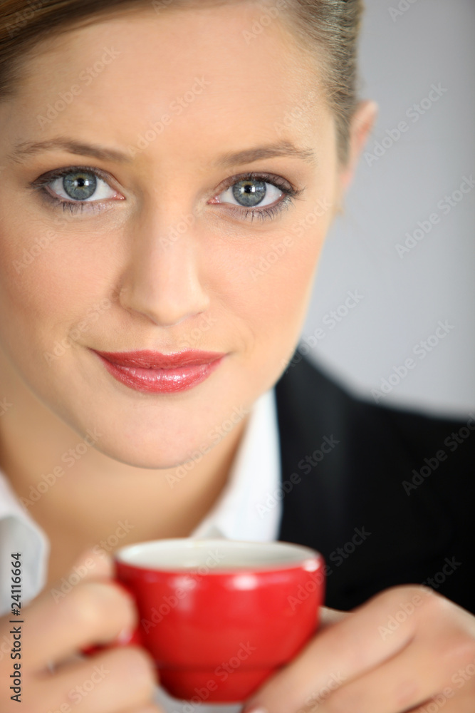 Portrait d'une femme buvant un café Portrait d'une femme buvant un café