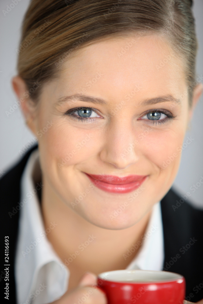Portrait d'une femme buvant un café Portrait d'une femme buvant un café
