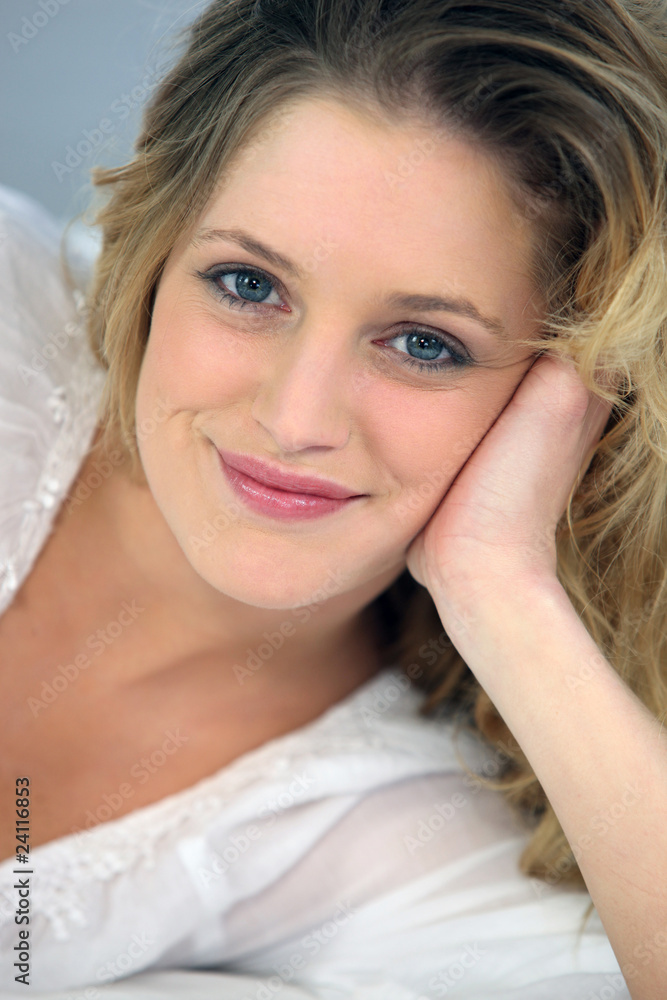 Portrait d'une belle femme blonde Portrait d'une belle femme blonde