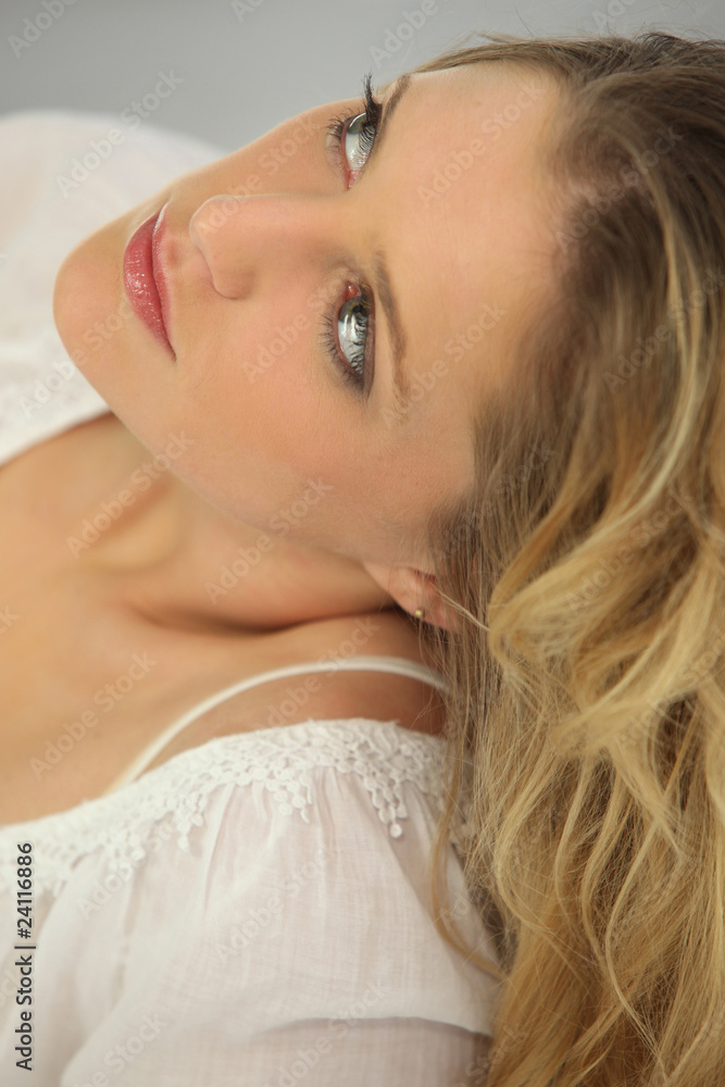 Portrait d'une belle femme blonde Portrait d'une belle femme blonde
