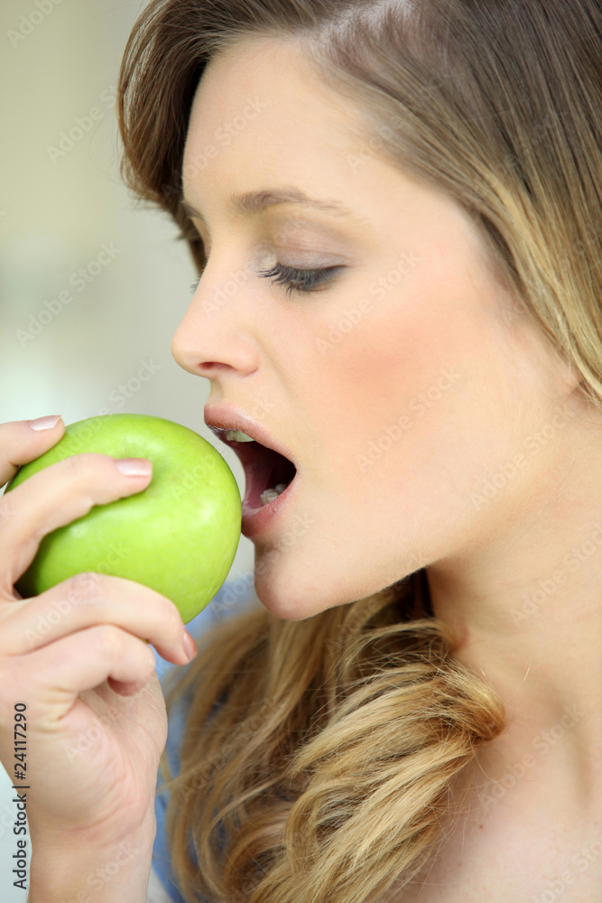 Portrait d'une femme mangeant une pomme Portrait d'une femme mangeant une pomme