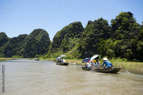 Fotografie Sampan rowing in Tam Coc Vietnam