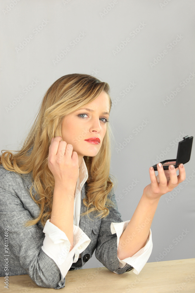 Portrait d'une femme se regardant dans un miroir Portrait d'une femme se regardant dans un miroir
