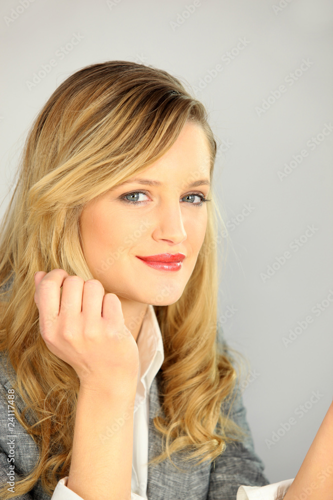 Portrait d'une belle femme blonde Portrait d'une belle femme blonde