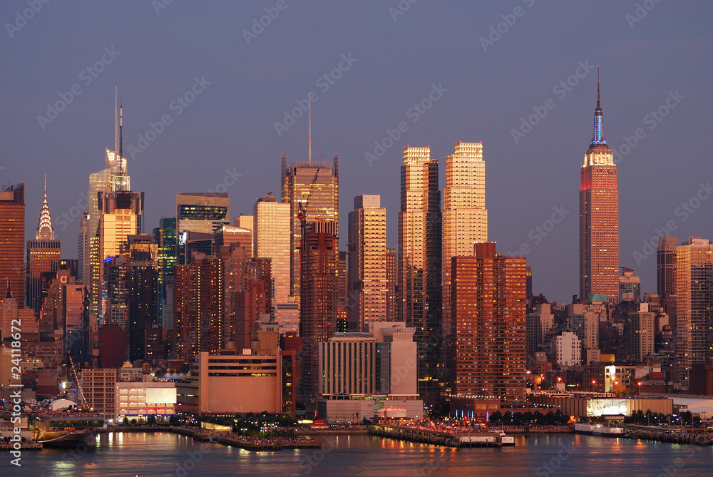 Fototapeta premium Zachód słońca na Manhattanie w Nowym Jorku