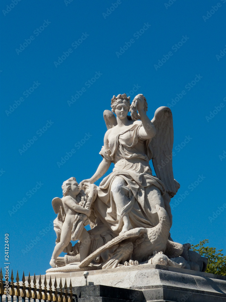statue à l'entrée du château de Versailles, France