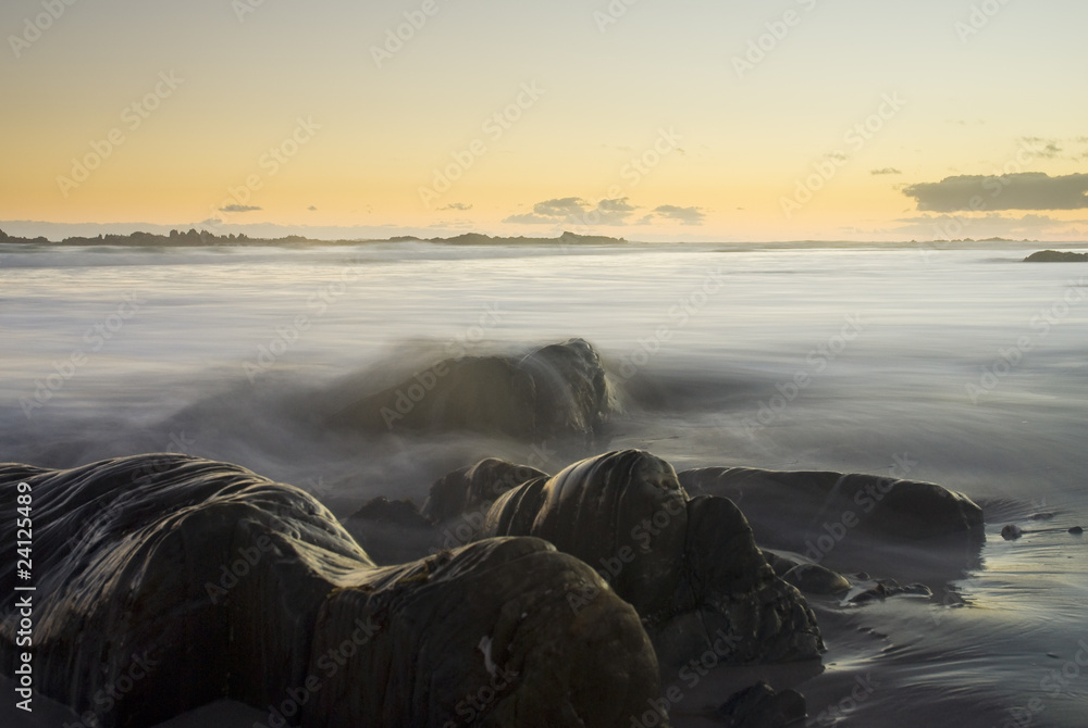 Obraz premium Sunset over rocky beach