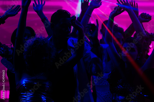 Leute tanzen in Disco mit Laser