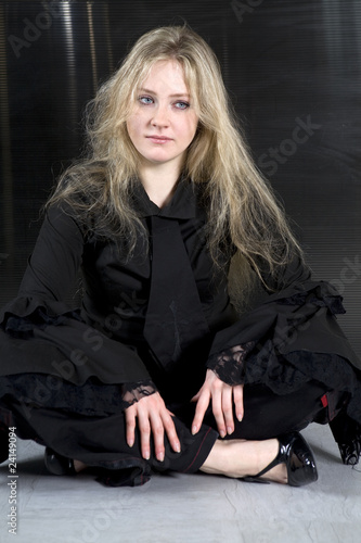 Canvas Print crying teen girl wearing Gothic clothes sitting on the floor