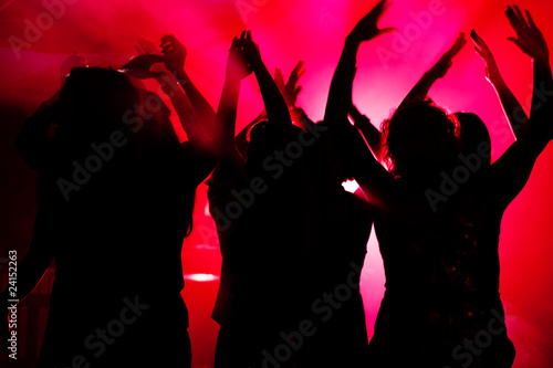 Leute tanzen in Disco mit Lichtshow