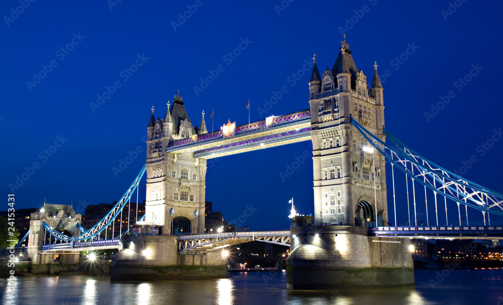 Obraz premium Illuminated Tower Bridge during the Blue Hour