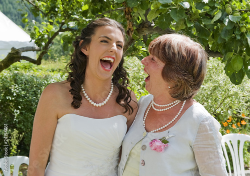Konstfotografi Bride and Mother enjoying a moment together laughing