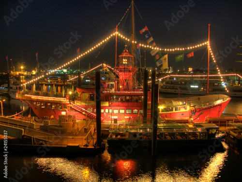 Feuerschiff nachts im Hamburger Hafen
