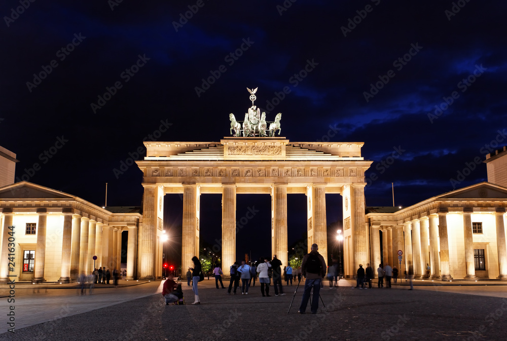 Fototapeta premium BRAMA BRANDENBURSKA nocą w Berlinie