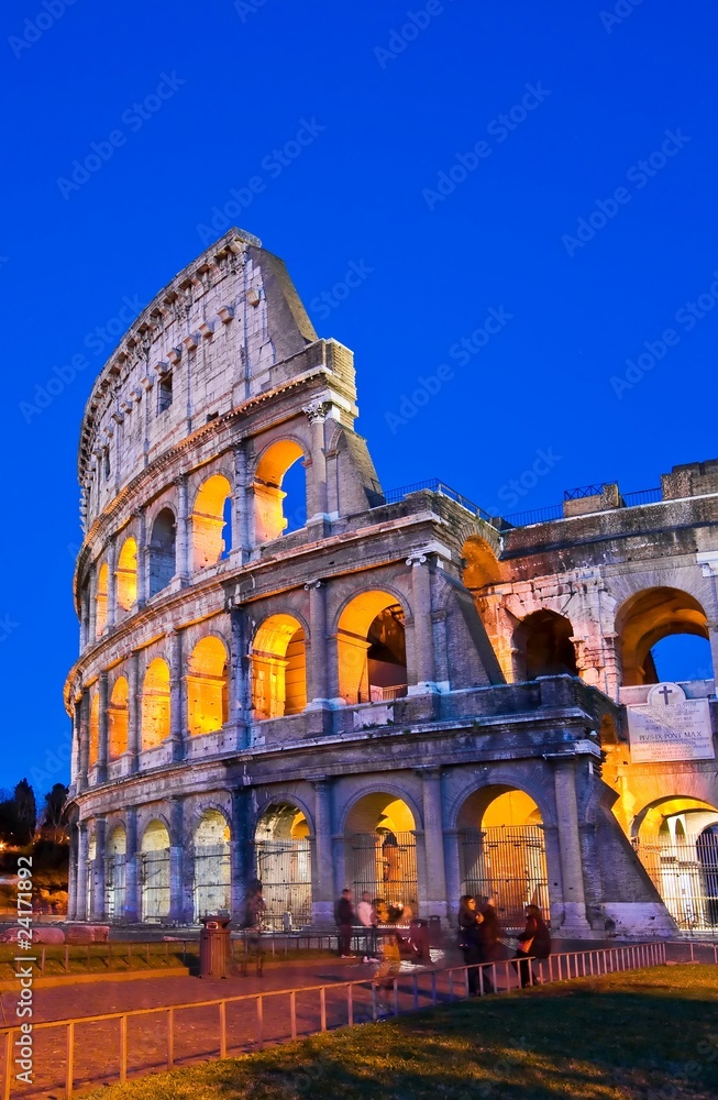 Fototapeta premium Colosseum in Dusk