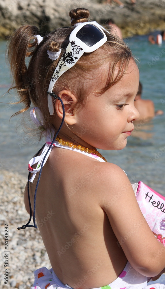 petite fille de 2 ans à la plage Stock Photo