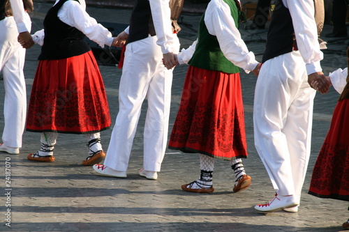 Exhibición de danzas vascas en un festival callejero photo