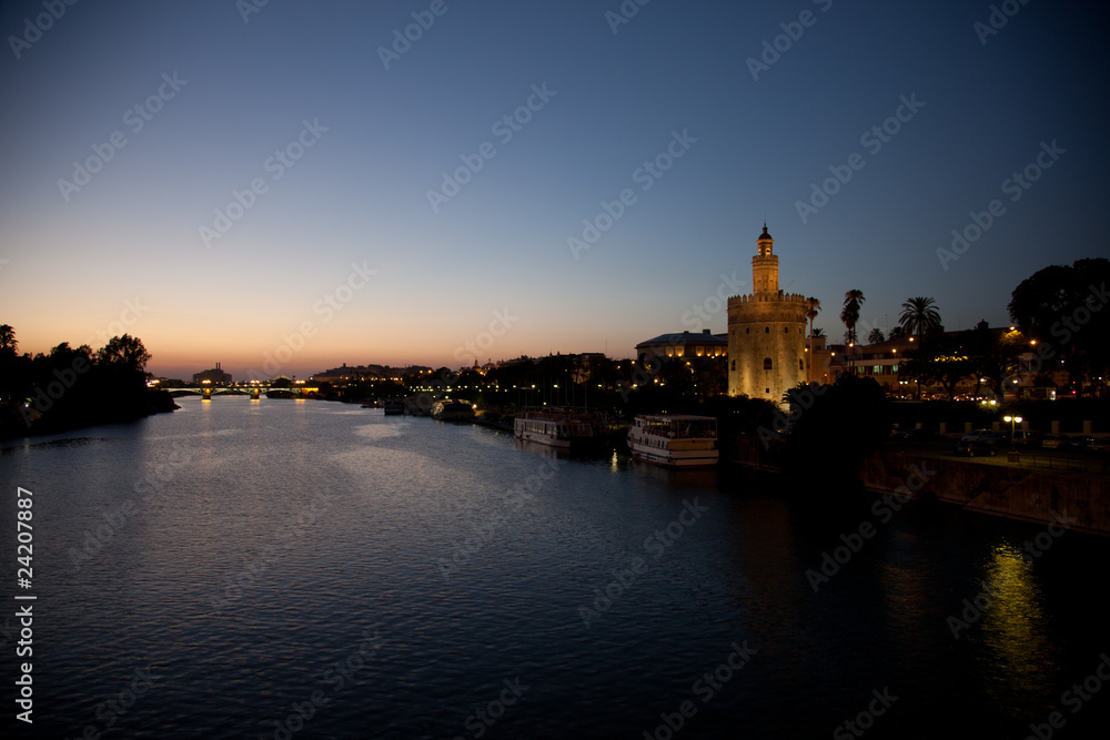 Rio Guadalquivir y Torre del Oro en Sevilla