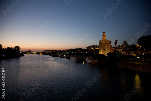 Rio Guadalquivir y Torre del Oro en Sevilla