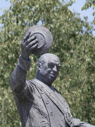 Estatua de Cándido, mesonero mayor del Reino en Segovia photo