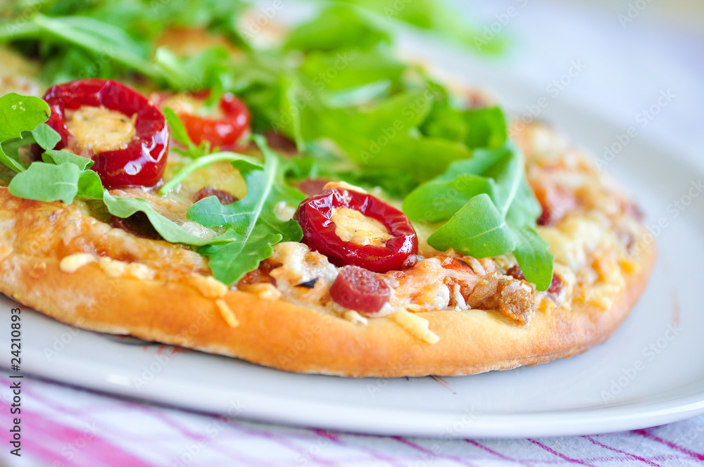 Pizza mit Salami und Rucola und Chili