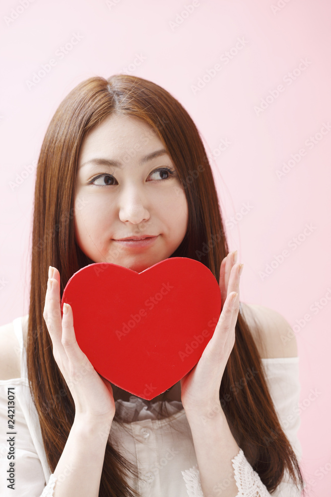 女性とハートのプレゼント 女性とハートのプレゼント