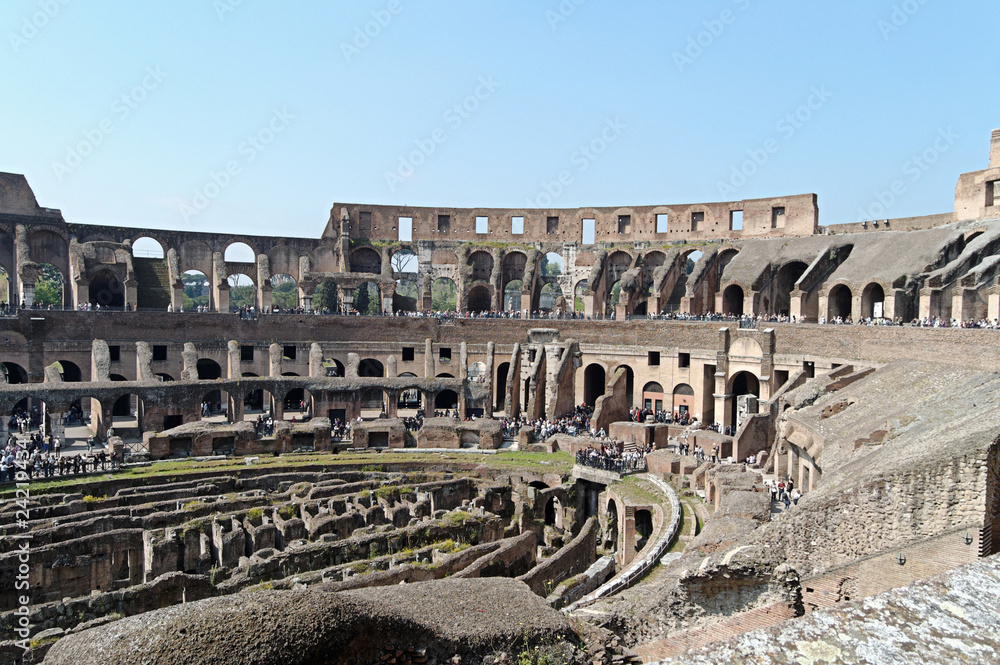 Interior coliseo Romano en Roma