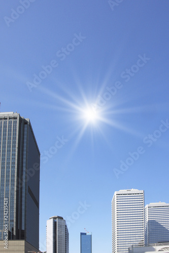 高層ビルと太陽