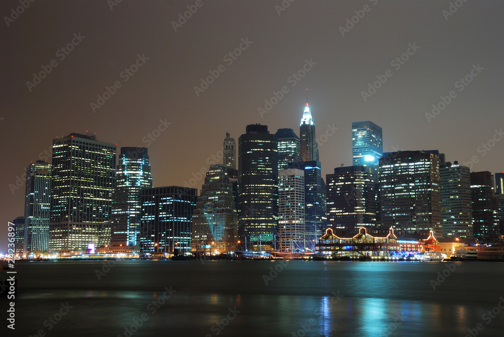 Obraz premium NEW YORK CITY MANHATTAN NIGHT SCENE PANORAMA