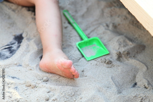 Enfant jouant au sable