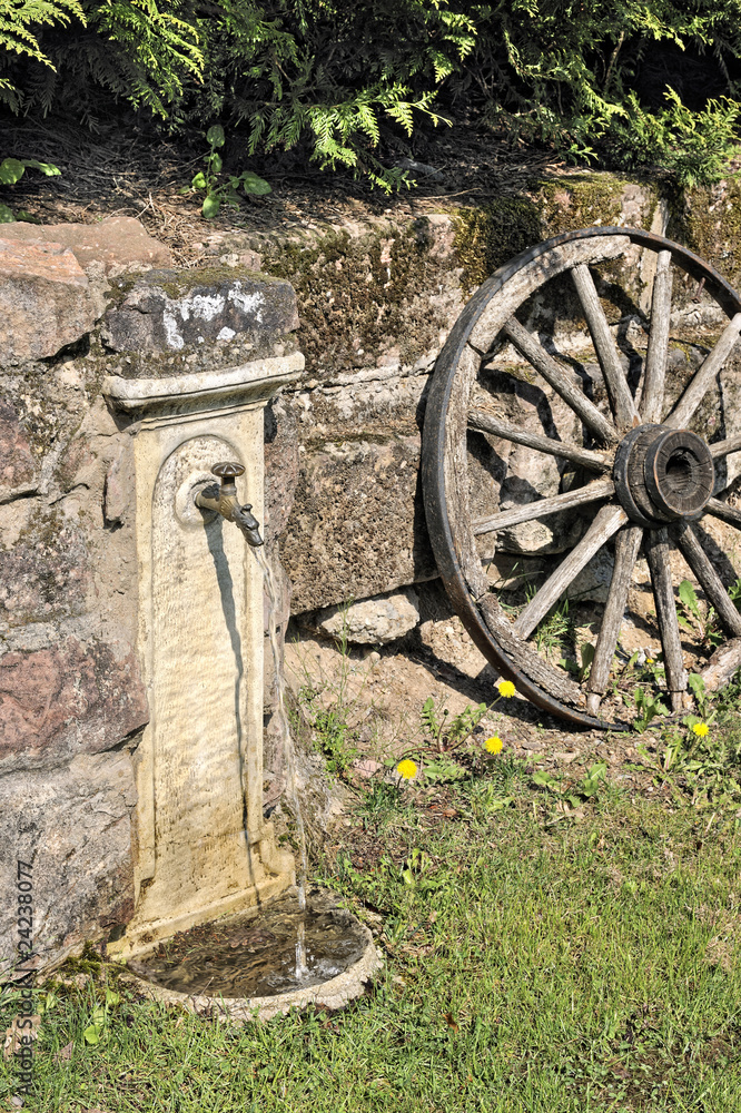 Obraz premium Fontaine et vieille roue de charrette, Ottrott