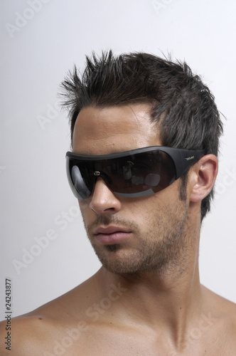 Hombre con gafas de sol 878