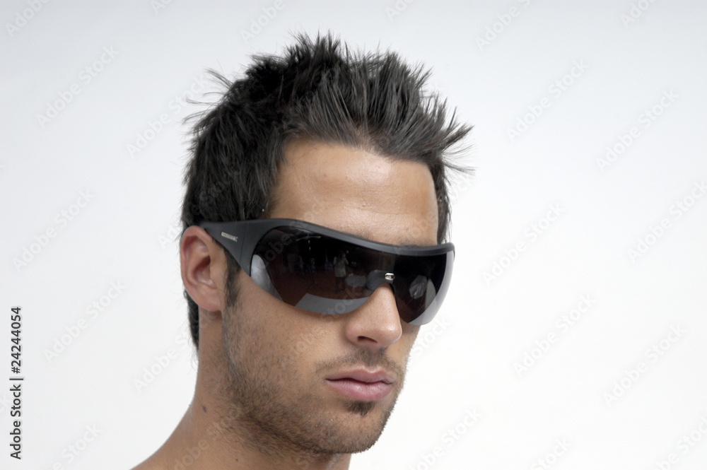 Hombre con gafas de sol 883 Hombre con gafas de sol 883