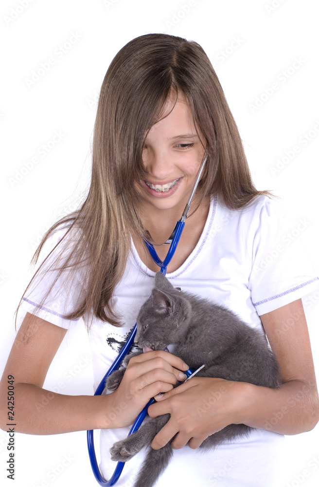 jeune adolescente qui écoute le coeur de son chaton jeune adolescente qui écoute le coeur de son chaton
