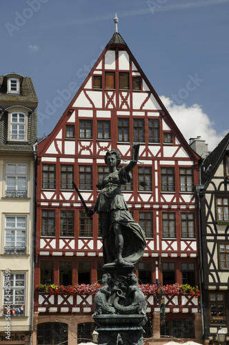 Justitia am Römerbrunnen in Frankfurt photo