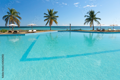 Fototapeta Naklejka Na Ścianę i Meble -  Tropical swimming pool