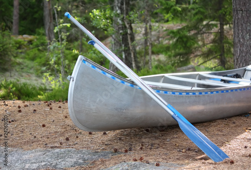 Kanu mit Paddeln an Ufer