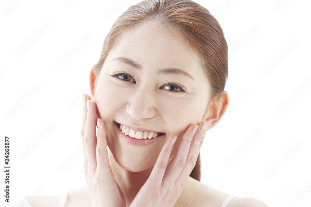 肌の手入れをする女性 肌の手入れをする女性
