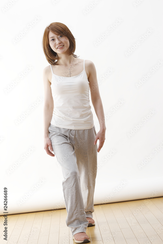 ストレッチする女性 ストレッチする女性