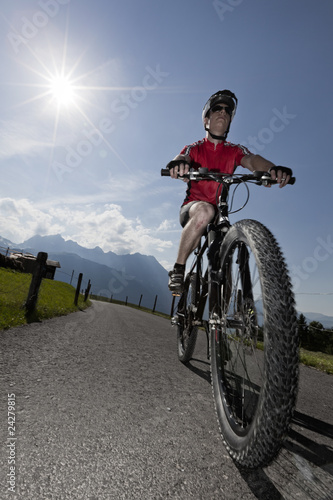Fototapeta Naklejka Na Ścianę i Meble -  Mountain biker with sun