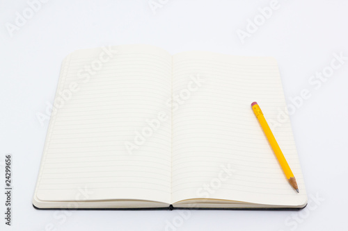 Offenes Notizbuch mit Stift