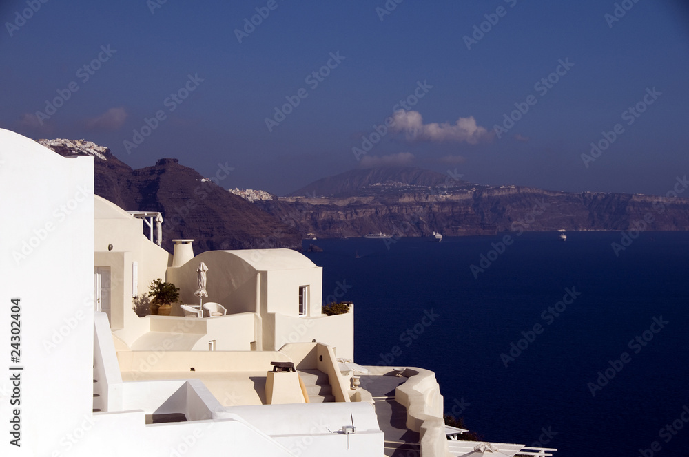 Obraz premium house over mediterranean sea caldera santorini greece