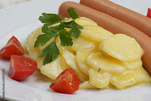 Kartoffelsalat mit Öl, Essig und Würstchen photo