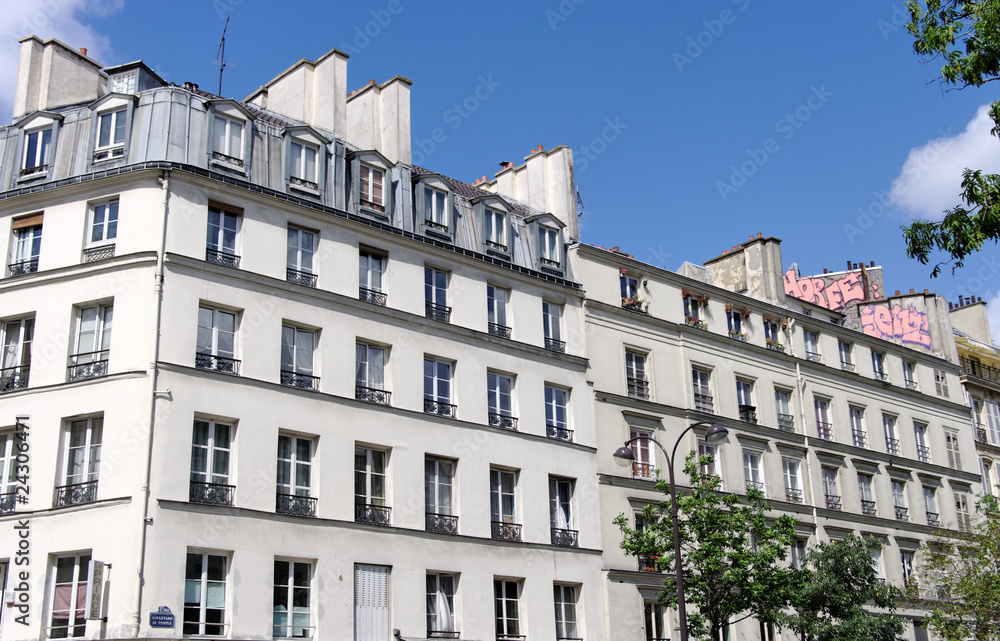 Façades blanches, rue parisienne